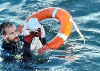 Un neonato strappato alla morte per annegamento da un uomo della guardia costiera spagnola al largo di Gibilterra. Fino a quando continueremo ad accettare drammi come questo nell'impotenza colpevole dell'Europa?