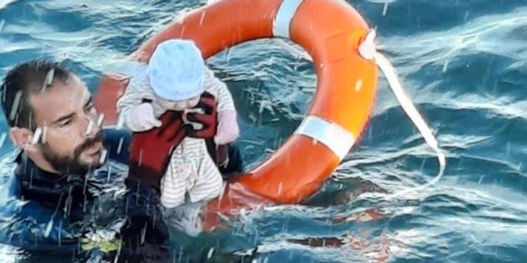 Un neonato strappato alla morte per annegamento da un uomo della guardia costiera spagnola al largo di Gibilterra. Fino a quando continueremo ad accettare drammi come questo nell'impotenza colpevole dell'Europa?