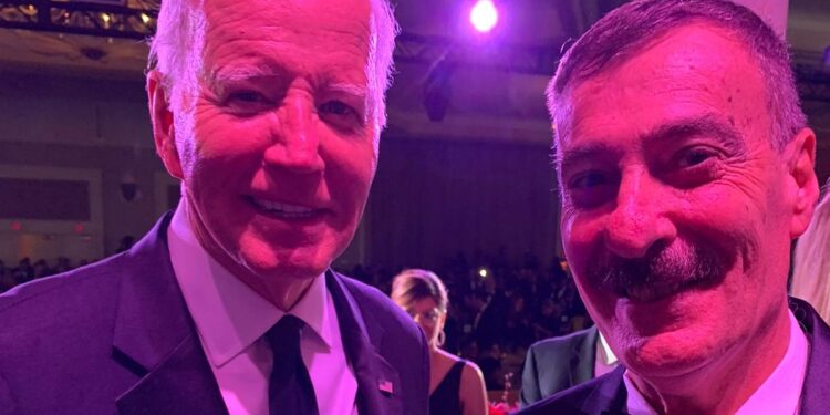 Dario Signorini, presidente Comites Buenos Aires e FEDIBA, coordinatore MAIE a Buenos Aires, con il presidente degli Stati Uniti Joe Biden