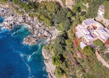 A picco sul mare di Positano in vendita la villa dell'élite intellettuale italiana