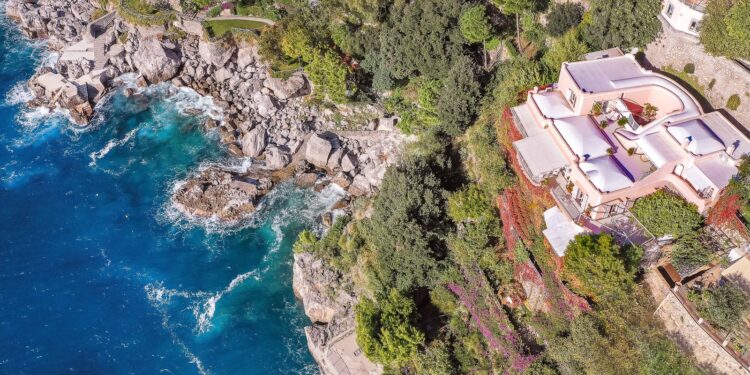 A picco sul mare di Positano in vendita la villa dell'élite intellettuale italiana
