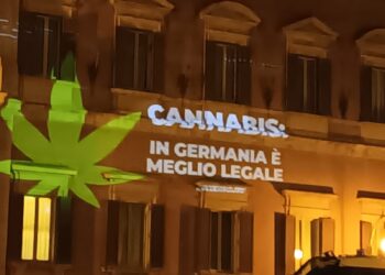 Proiettata una foglia di cannabis sul Parlamento italiano
