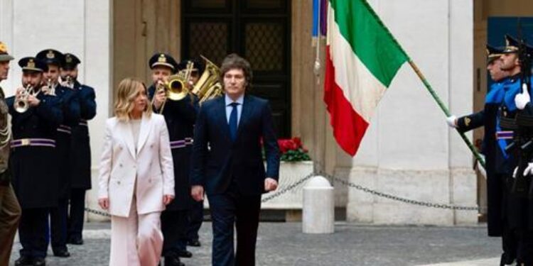 Meloni riceve Milei a Palazzo Chigi: “Tra Italia e Argentina profondo legame”