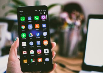 Il cellulare, da strumento di chiamata a mini-computer: le implicazioni socio-economiche