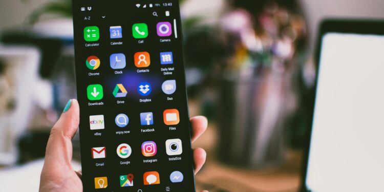 Il cellulare, da strumento di chiamata a mini-computer: le implicazioni socio-economiche