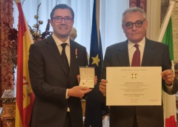 SPAGNA | Madrid, Ambasciatore Buccino Grimaldi consegna onorificenza a Quirante Rives
