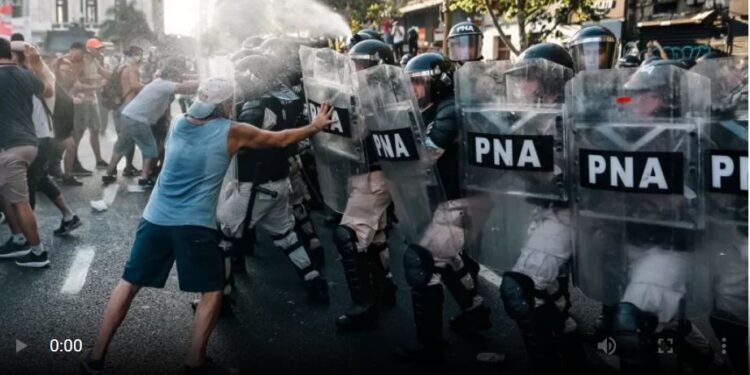 Argentina, scontri tra studenti e forze dell'ordine