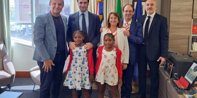 Nella foto: Dr. Pietro Bellinghieri, Dr. Roberto Gorello, le bimbe Alessandra ed Alessia, Sig.ri Enzo Nicoletti ed Annalisa Maria Lamacchia, Cav. Aldo Burzatta