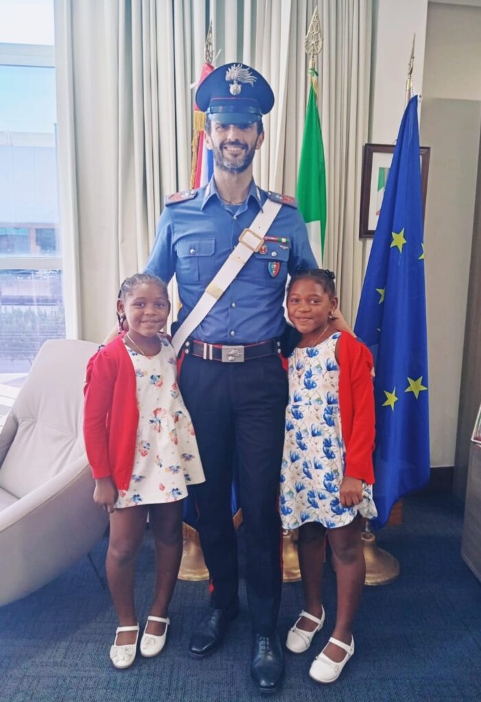 Foto ricordo con il Carabiniere italiano, l’App. Sc. Martella Ippazio Pasquale