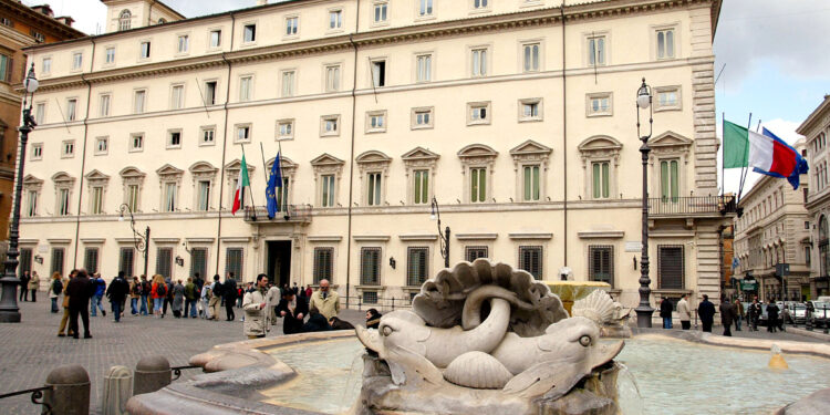 Premierato, l’esecutivo va avanti: “Mai più governicchi”. Spunta il nodo degli italiani all’estero