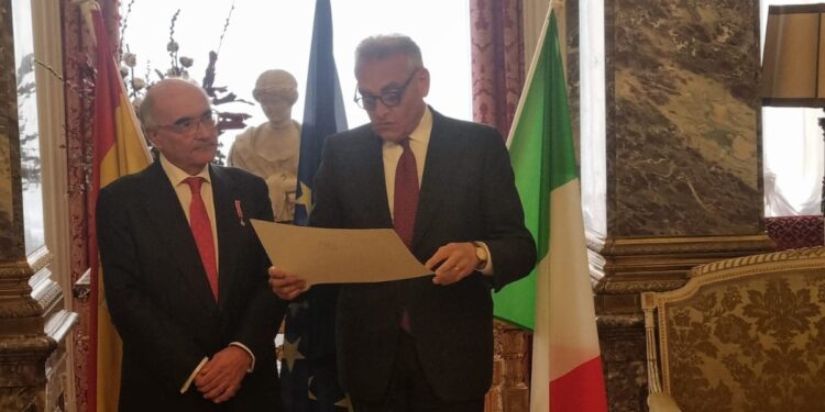 SPAGNA | Madrid, Ambasciatore Buccino Grimaldi consegna onorificenza a Benigno Pendás