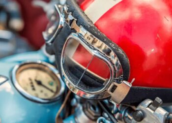 UNA GRANDE INVENZIONE ITALIANA | 120 anni fa un emigrato italiano brevettava in Francia il casco per motociclisti