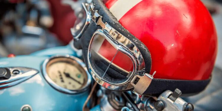 UNA GRANDE INVENZIONE ITALIANA | 120 anni fa un emigrato italiano brevettava in Francia il casco per motociclisti
