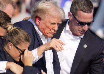 Attentato a Donald Trump Donald Trump è circondato da agenti dei servizi segreti statunitensi durante un comizio elettorale in seguito a un attentato. - Diritti d'autore Gene J. Puskar / AP