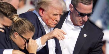 Attentato a Donald Trump Donald Trump è circondato da agenti dei servizi segreti statunitensi durante un comizio elettorale in seguito a un attentato. - Diritti d'autore Gene J. Puskar / AP