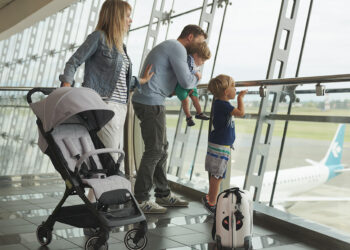 VIAGGI IN AEREO | Si vola sempre prima, in Italia si comincia a 5 anni