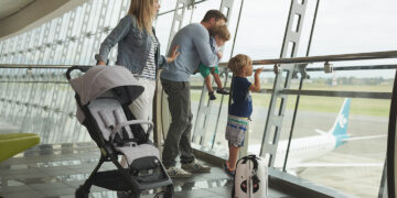 VIAGGI IN AEREO | Si vola sempre prima, in Italia si comincia a 5 anni