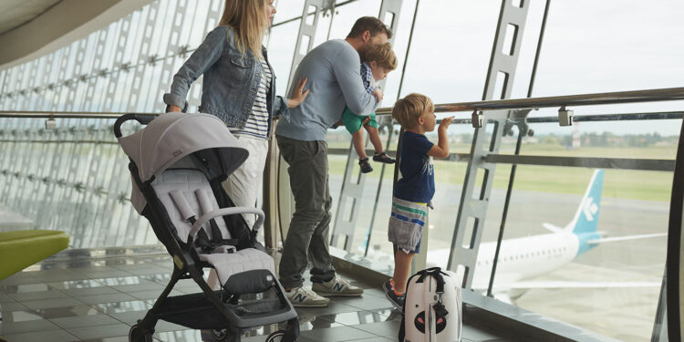 VIAGGI IN AEREO | Si vola sempre prima, in Italia si comincia a 5 anni