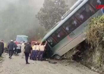 PERÙ | Bus turistico precipita per 15 metri, 13 italiani feriti. Farnesina: “Non sono in pericolo di vita”