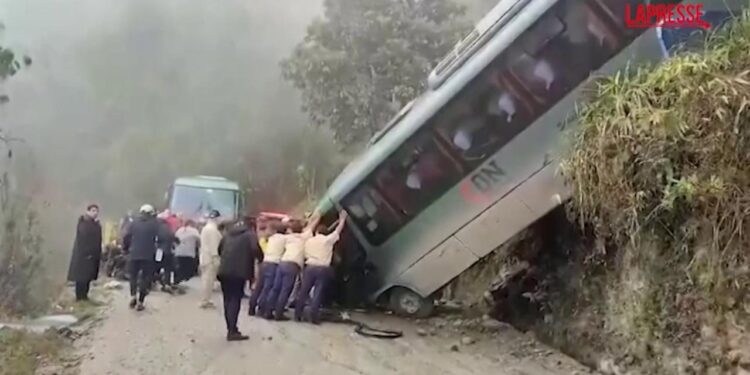 PERÙ | Bus turistico precipita per 15 metri, 13 italiani feriti. Farnesina: “Non sono in pericolo di vita”