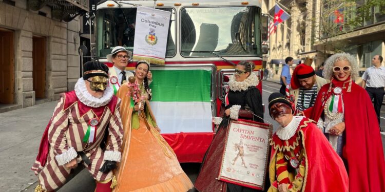 Maschere italiane sfilano a New York per il Columbus Day