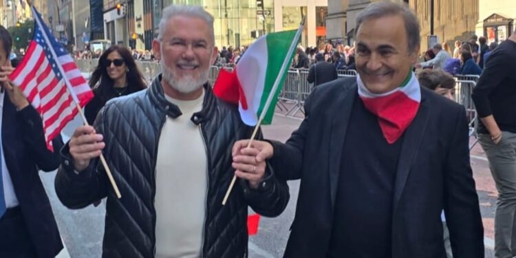 Vncenzo Odoguardi a New sfila alla Columbus Day Parade con il presidente del Movimento Associativo Italiani all'Estero Ricardo Merlo