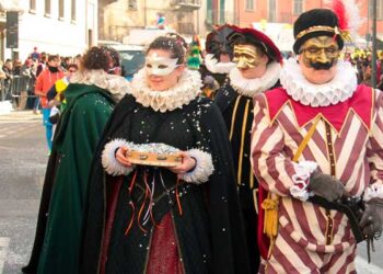 Marco Raffa nelle vesti di Capitan Spaventa. La dama al suo fianco è la primadonna della compagnia, che interpreta l'attrice cinquecentesca Isabella Andreini e che sfilerà con Capitan Spaventa a New York