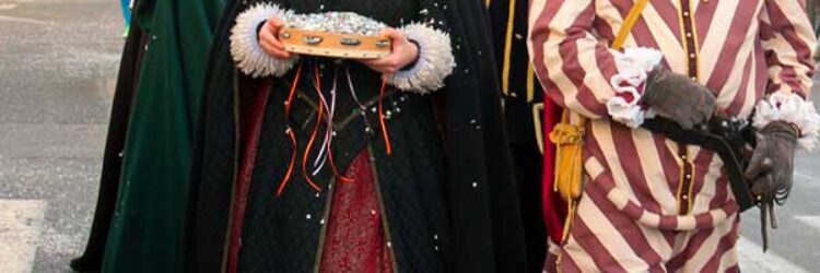 Marco Raffa nelle vesti di Capitan Spaventa. La dama al suo fianco è la primadonna della compagnia, che interpreta l'attrice cinquecentesca Isabella Andreini e che sfilerà con Capitan Spaventa a New York