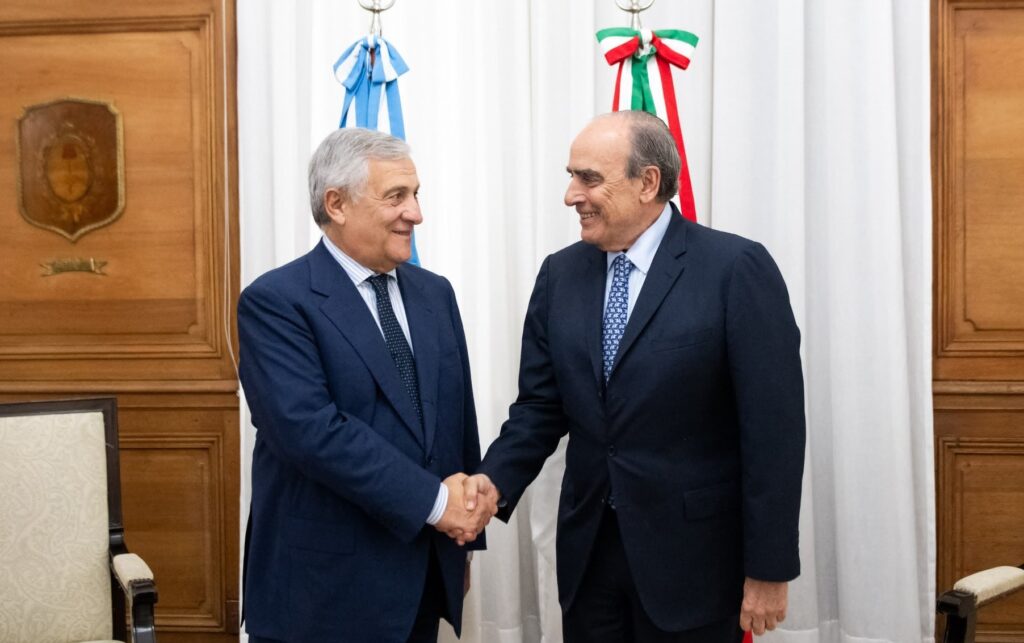 Antonio Tajani, ministro degli Esteri, stringe la mano a Guillermo Francos, Capo del Gabinetto dei Ministri della Nazione Argentina.