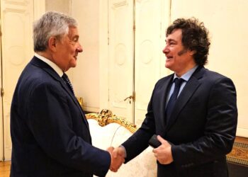 Antonio Tajani, ministro degli Esteri, stringe la mano al presidente argentino Javier Milei