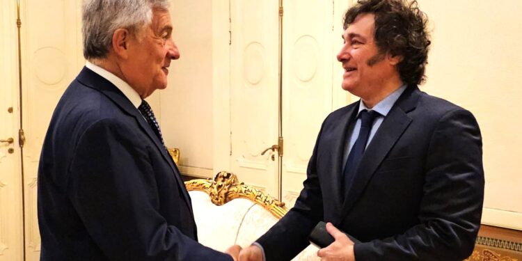 Antonio Tajani, ministro degli Esteri, stringe la mano al presidente argentino Javier Milei
