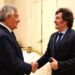 Antonio Tajani, ministro degli Esteri, stringe la mano al presidente argentino Javier Milei