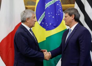 Antonio Tajani stringe la mano al Governatore dello Stato di San Paolo, Tarcísio Gomes de Freitas