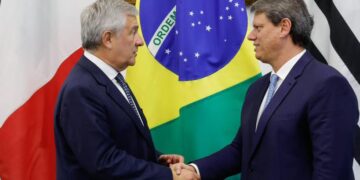 Antonio Tajani stringe la mano al Governatore dello Stato di San Paolo, Tarcísio Gomes de Freitas