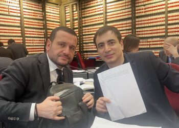 Manovra e italiani all'estero. Foto: Christian Di Sanzo (a destra) e Toni Ricciardi alle ore 5:30 am circa in Commissione Bilancio con il testo dell'emendamento approvato