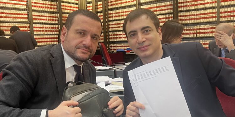 Manovra e italiani all'estero. Foto: Christian Di Sanzo (a destra) e Toni Ricciardi alle ore 5:30 am circa in Commissione Bilancio con il testo dell'emendamento approvato