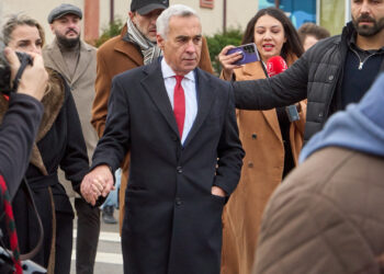 Calin Georgescu, il candidato di estrema destra alle presidenziali in Romania, ha definito “un colpo di Stato” la decisione della Corte costituzionale di annullare il primo turno del voto