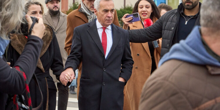 Calin Georgescu, il candidato di estrema destra alle presidenziali in Romania, ha definito “un colpo di Stato” la decisione della Corte costituzionale di annullare il primo turno del voto