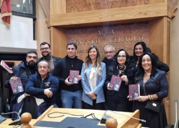 "𝐋𝐀 𝐕𝐎𝐂𝐄 𝐃𝐈 𝐈𝐒𝐈𝐃𝐄": 𝐚 𝐋𝐚𝐝𝐢𝐬𝐩𝐨𝐥𝐢 𝐥𝐚 𝐩𝐫𝐞𝐬𝐞𝐧𝐭𝐚𝐳𝐢𝐨𝐧𝐞 𝐝𝐞𝐥 𝐧𝐮𝐨𝐯𝐨 𝐥𝐢𝐛𝐫𝐨 𝐝𝐢 𝐂𝐥𝐚𝐮𝐝𝐢𝐚 𝐂𝐨𝐧𝐭𝐞