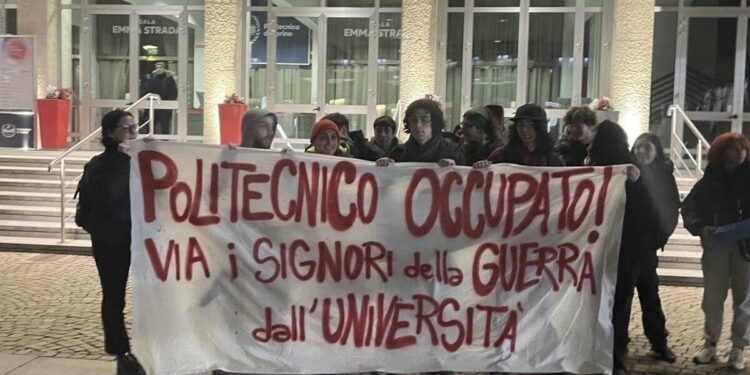 TORINO | Protesta degli studenti contro guerra e Tajani: “Non sei il benvenuto”