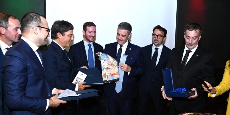 SUD DEL MONDO | Uno dei momenti più attesi è stata la cerimonia di premiazione, che ha reso omaggio a personalità di spicco per il loro contributo nei rispettivi ambiti, tra cui Jorge Macri - con origini calabresi -, Capo del Governo della Città di Buenos Aires