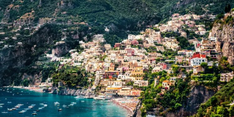 VACANZE PASQUA 2025 | La Costiera Amalfitana tra le mete più gettonate in Italia