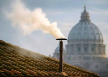 Fumata bianca in Vaticano, eletto il nuovo Papa: oltre 40mila persone in piazza San Pietro