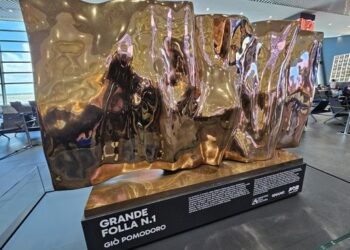 Aeroporto Fiumicino espone 'Grande folla n.1' di Giò Pomodoro