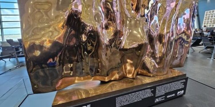 Aeroporto Fiumicino espone 'Grande folla n.1' di Giò Pomodoro