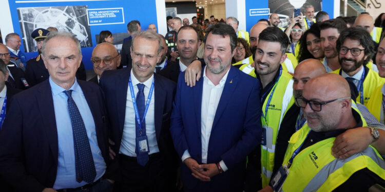 Inaugurato nuovo Terminal 3 in aeroporto a Fiumicino. Da sinistra il presidente Enac, Pierluigi Di Palma, Marco Troncone, amministratore delegato di AdR, il ministro dell'infrastruttura e dei Trasporti, Matteo Salvini