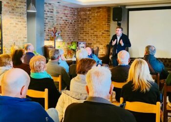 Gianni Caione, oordinatore del MAIE per l'Africa e l'Africa Orientale, incontra i connazionali nella Sala del Circolo Italiano di Johannesburg