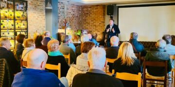 Gianni Caione, oordinatore del MAIE per l'Africa e l'Africa Orientale, incontra i connazionali nella Sala del Circolo Italiano di Johannesburg