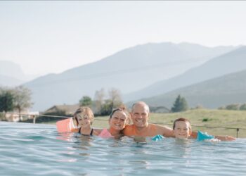 ESTATE IN MONTAGNA | Il regno acquatico di Familiamus tra scivoli, piscine e relax con vista sulle Dolomiti