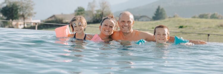 ESTATE IN MONTAGNA | Il regno acquatico di Familiamus tra scivoli, piscine e relax con vista sulle Dolomiti